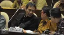 Mendagri Tjahjo Kumolo (tengah) berbincang dengan Sekjen Kemendagri Yuswandi A Tumenggung (kiri) disela raker terkait persiapan Pilkada Serentak 2015, dengan Komisi II DPR RI di Gedung DPR Senayan, Jakarta, Selasa (23/6). (Liputan6.com/Herman Zakharia)