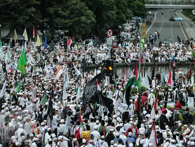  Ribuan massa memenuhi patung kuda saat aksi bela islam 313 di Jalan Merdeka Barat, Jakarta, Jumat (31/3). Mereka menuntut kepada Presiden Jokowi agar melaksanakan undang-undang dengan mencopot gubernur terdakwa, Ahok. (Liputan6.com/Faizal Fanani)
