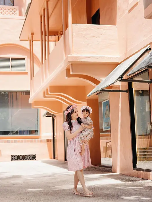 Pemotretan ini juga dilaksanakan di hotel tempatnya menginap yang dikenal dengan hotel estetik dengan warna pink. [Instagram/shandyaulia]