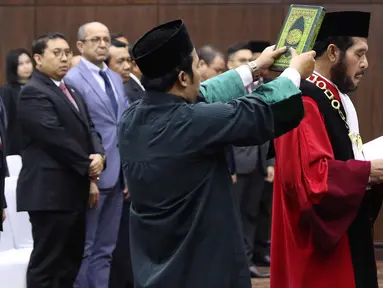 Ketua Mahkamah Konstitusi (MK) terpilih Anwar Usman saat acara pengucapan sumpah jabatan Ketua dan Wakil Ketua MK di gedung MK, Jakarta, Senin (2/4). Anwar dan Aswanto resmi jadi Ketua dan Wakil Ketua MK periode 2018-2020. (Liputan6.com/Immanuel Antonius)