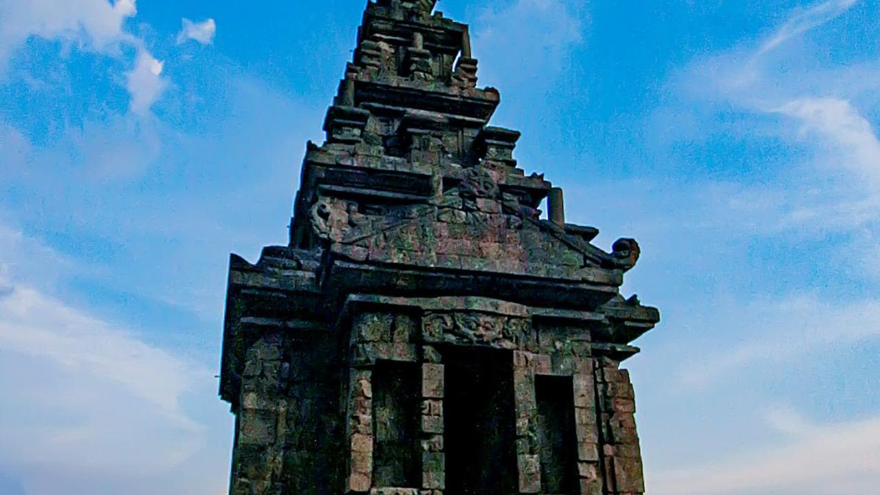 Magelang memesona para pengunjung dengan keindahan alam dan warisan budayanya yang kaya. Salah satu daya tarik utama Magelang adalah Candi Borobudur, sebuah situs bersejarah yang menjadi warisan dunia UNESCO.