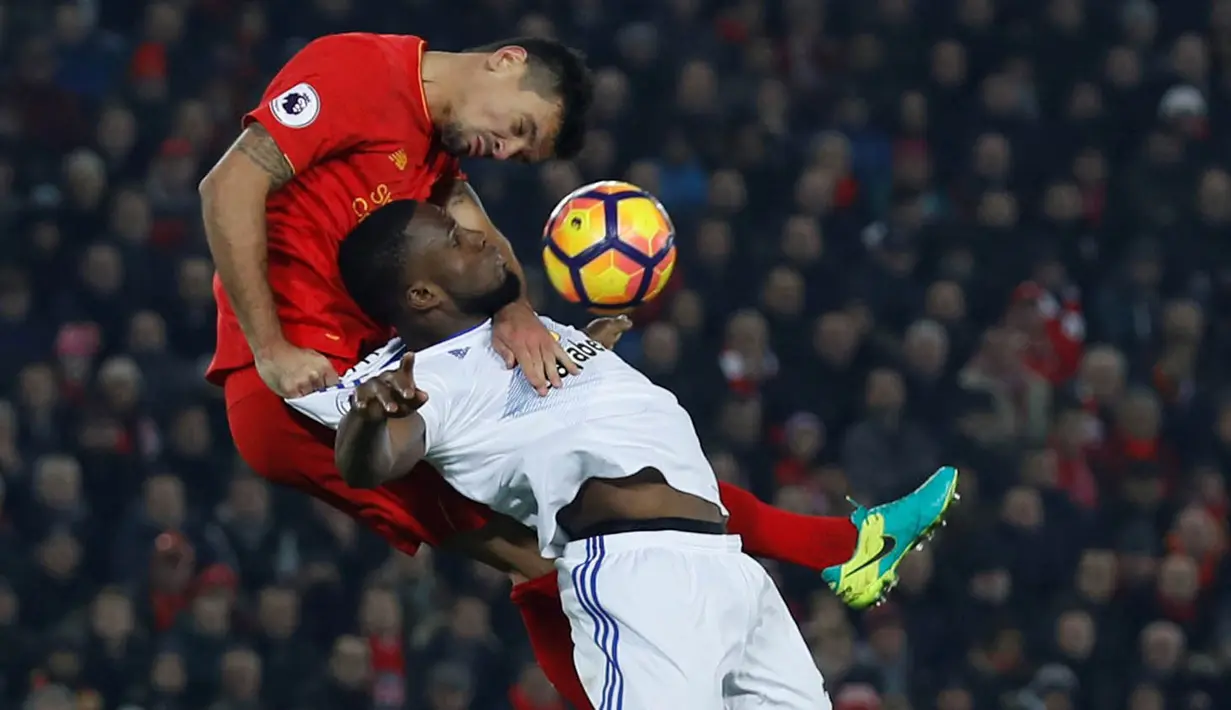 Bek Liverpool, Dejan Lovren, duel udara dengan penyerang Sunderland, Victor Anichebe. The Reds lebih menguasai jalannya laga dengan penguasaan bola mencapai 69 persen. (Reuters/Lee Smith)