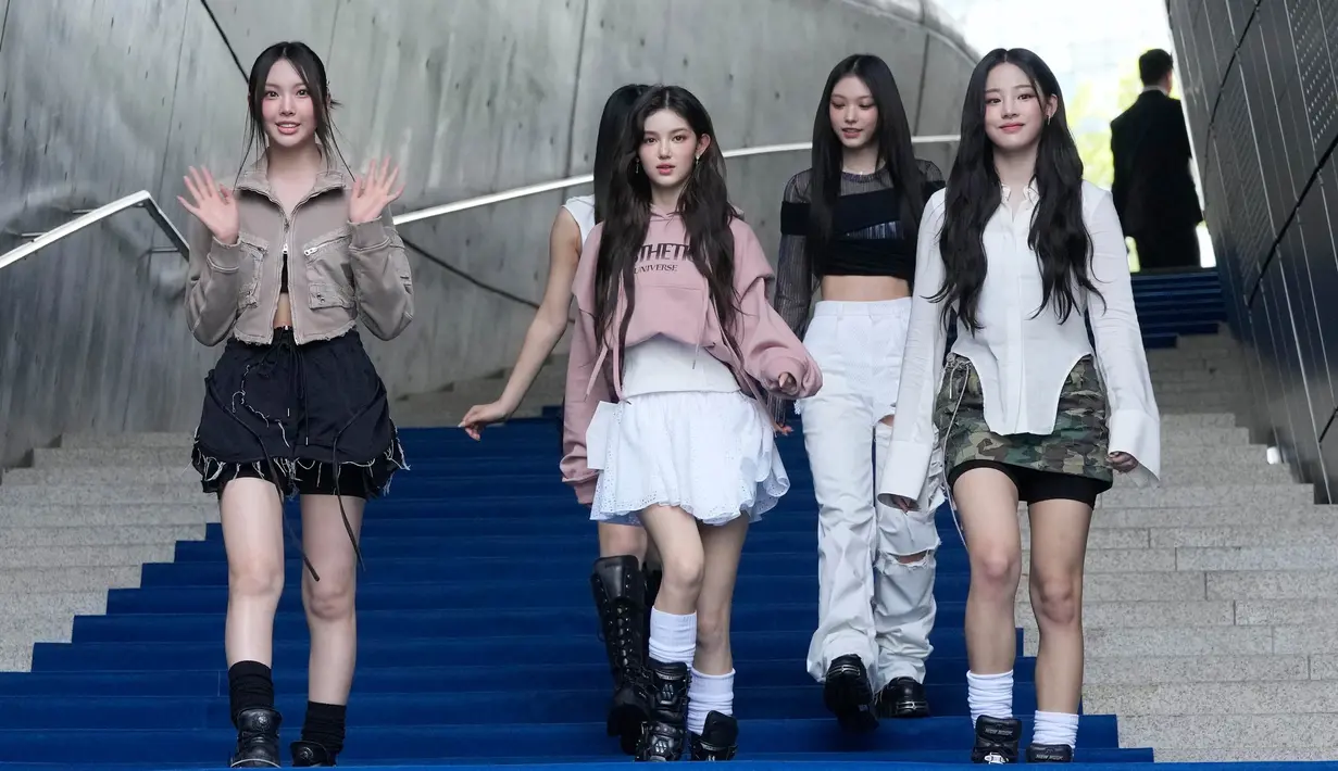 Para anggota grup K-Pop Korea Selatan NewJeans tiba untuk menghadiri Seoul Fashion Week di Dongdaemun Design Plaza di Seoul, Korea Selatan, Selasa, 5 September 2023. (AP Photo/Ahn Young-joon)
