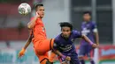 Pemain Persita Tangerang, Taufiq Febriyanto (kanan) berusaha melewati pemain Persiraja Banda Aceh, Husnuzhon dalam laga pekan ke-7 BRI Liga 1 2021/2022 di Stadion Moch Soebroto, Magelang, Sabtu (16/10/2021). (Bola.com/Bagaskara Lazuardi)