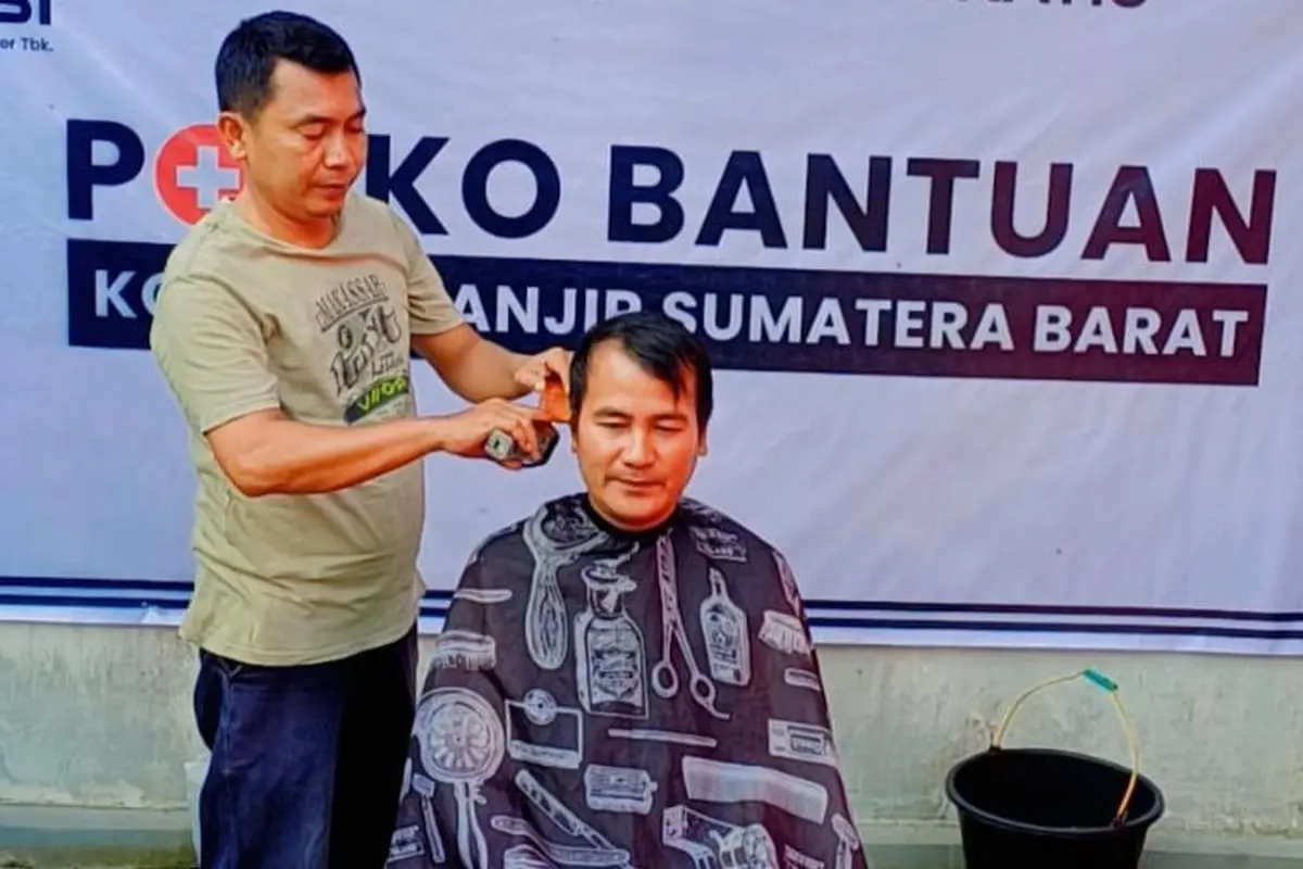 Potong Rambut Gratis di Posko PSI Padang.