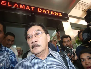 Mantan Ketua KPK Antasari Azhar seusai mendatangi Direskrimsus Polda Metro Jaya, Jakarta, Rabu (1/2). Antasari Azhar datang ditemani kuasa hukumnya Boyamin Saiman dan adik Nasrudin Zulkarnaen, Andi Syamsuddin. (Liputan6.com/Immanuel Antonius)