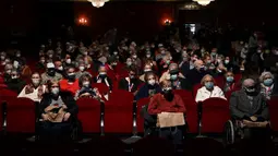 Para lansia penghuni panti jompo yang telah menerima vaksin virus corona COVID-19 menyaksikan pertunjukan di EDP Gran Via Theatre, Madrid, Spanyol, 24 Februari 2021. Pandemi COVID-19 di Spanyol mencatatkan kematian sekitar 68.000 orang dari lebih dari 3,1 juta kasus. (GABRIEL BOUYS/AFP)