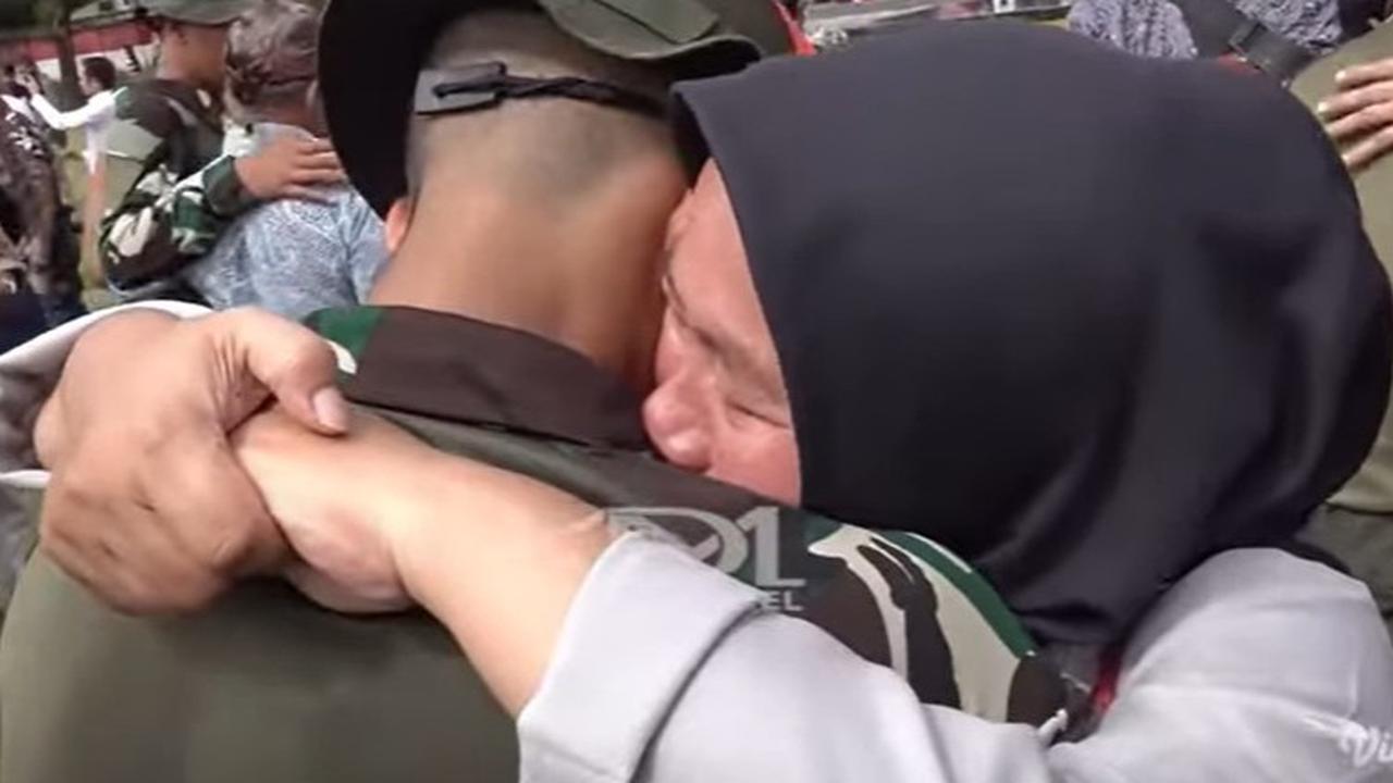 VIDEO: Seperti Lulus Akmil, Anak Dipulangkan dari Barak TNI Nangis Sampai Cium Kaki Orangtua