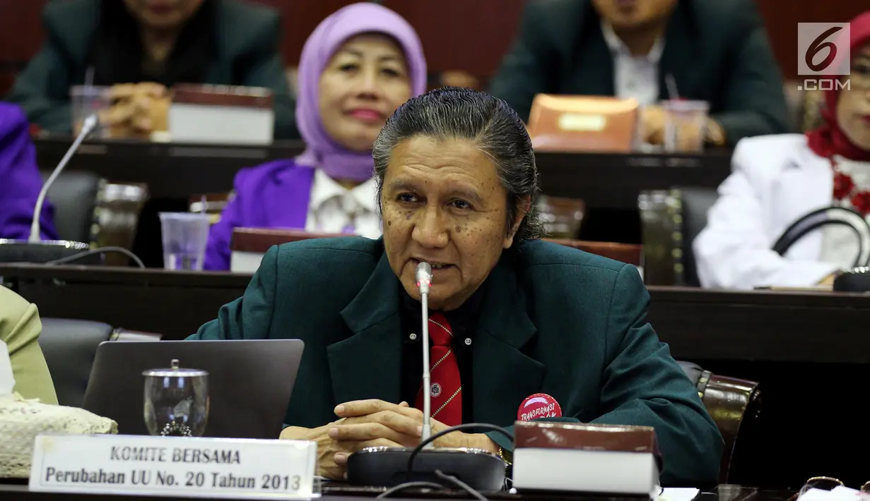Ketua Umum Ikatan Dokter Indonesia, Oetama Marsis memaparkan pendapatanya saat menghadiri Rapat Dengar Pendapat Umum (RDPU) dengan Badan Legislasi DPR di Kompleks Parlemen, Jakarta, Senin (2/4). (Liputan6.com/JohanTallo)