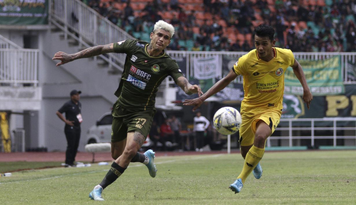 Gelandang Tira Persikabo, Ciro Alves, berebut bola dengan gelandang Semen Padang, Leo Guntara, pada laga Shopee Liga 1 di Pakansari, Bogor, Jumat (267/9). Tira Persikabo bermain imbang 1-1 atas Semen Padang. (Bola.com/Yoppy Renato)
