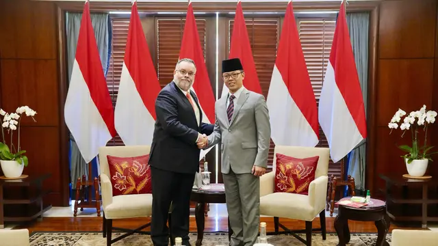 Pertemuan bilateral antara Duta Besar Chile untuk Indonesia Mario Ignacio Artaza (kiri) dan Menteri Luar Negeri RI Sugiono (kanan) pada Selasa (11/3/2025). (Dok. Kemlu RI)