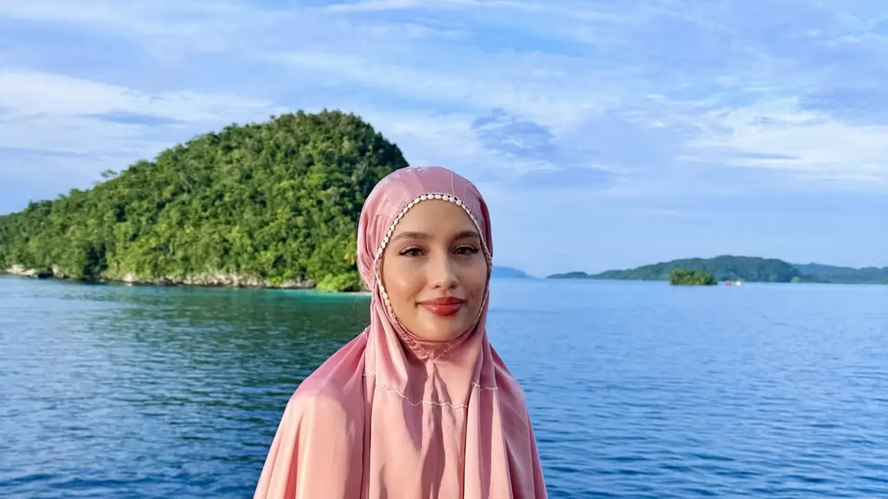 Anggun di Tengah Laut, Momen Lebaran Cinta Laura Bareng Luna Maya-Maxime Bouttier dalam Balutan Mukena dan Gamis Brokat