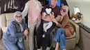 Tak sendiri, ia pun bersama suami dan putrinya. Hingga adik dan ibunya. Tampak mereka pun nyaman mengenakan private jet untuk pergi ke Singapura. [@princessyahrini]