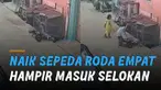 Bocah ini kehilangan keseimbangan dan jatuh ke arah kiri jalan hampir menabrak kandang.