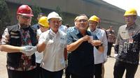 Menteri Perdagangan (Mendag) Zulkifli Hasan memantau proses pemusnahan 2.300 ton baja tulangan beton produksi dalam negeri milik PT Long Teng Iron and Steel di Kabupaten Tangerang, Banten, Kamis (12/1/2023).