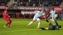 Pemain Twente, Mees Hilgers (kiri) melihat gawang timnya dibobol oleh pemain Lazio, Gustav Isaken dalam laga lanjutan Liga Europa 2024/2025 yang berlangsung di De Grolsch Veste stadium, Enschede, Belanda, Jumat (25/10/2025) dini hari WIB. (AP Photo/Peter Dejong)