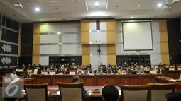 Suasana rapat dengar pendapat (RDP) dengan Komisi III DPR di Gedung Nusantara II, Kompleks Parlemen Senayan, Jakarta, Rabu (15/6). Rapat tersebut membahas laporan hasil Audit kasus RS. Sumber Waras. (Liputan6.com/Johan Tallo)