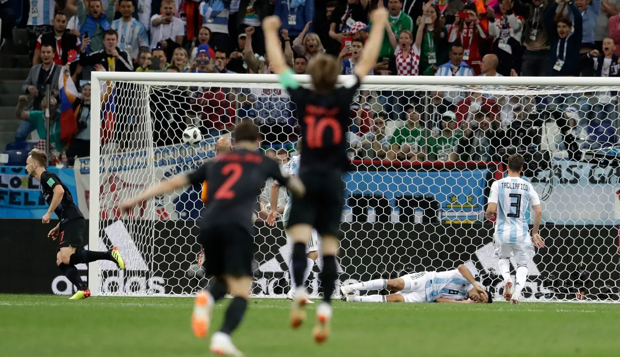 Gelandang Kroasia, Ivan Rakitic mencetak gol ke gawang Argentina pada pertandingan Grup D Piala Dunia 2018 di Nizhy Novgorod Stadium, Rusia, Jumat (22/6). Timnas Argentina yang diperkuat Lionel Messi bertekuk lutut dari Kroasia, 0-3. (AP/Petr David Josek)