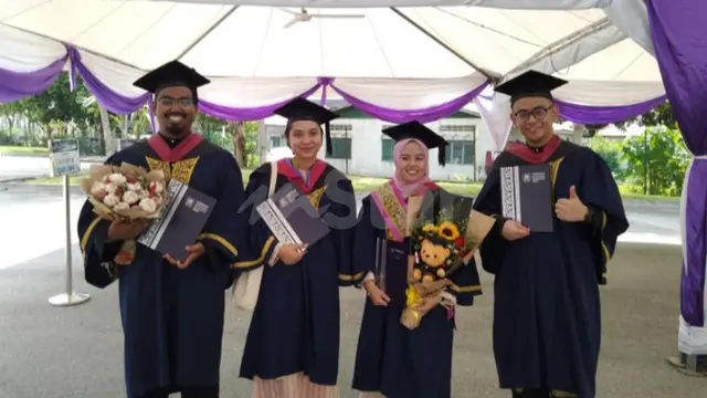 Buket bawang putih sebagai hadiah wisuda.