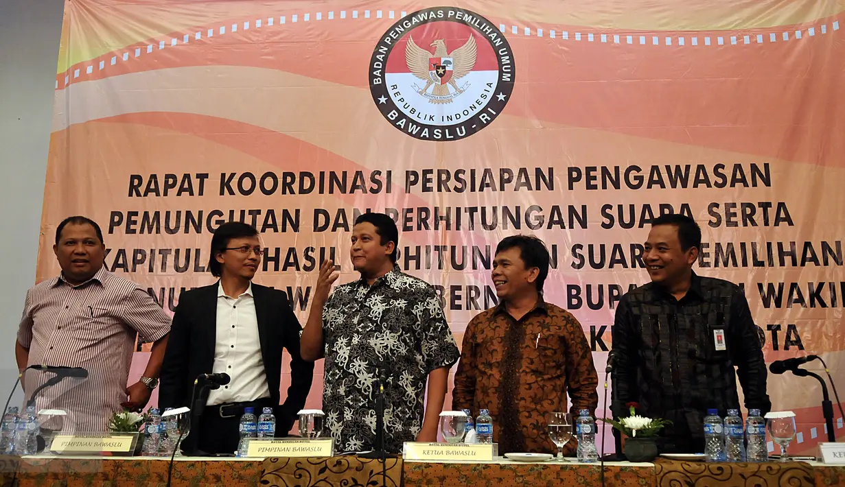 Ketua Bawaslu, Muhammad (tengah) menghadiri pembukaan rapat koordinasi persiapan pilkada serentak di Hotel Royal, Jakarta, Sabtu (14/11/2015). Tujuan rakor untuk menyamakan pola pikir dan pola tindak seluruh pengawas pemilu. (Liputan6.com/Johan Tallo)
