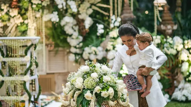 Potret Prosesi Tedhak Siten Anak Kedua Titi Rajo Bintang, Berlangsung Khidmat. (Sumber: Instagram/titiradjopadmaja)