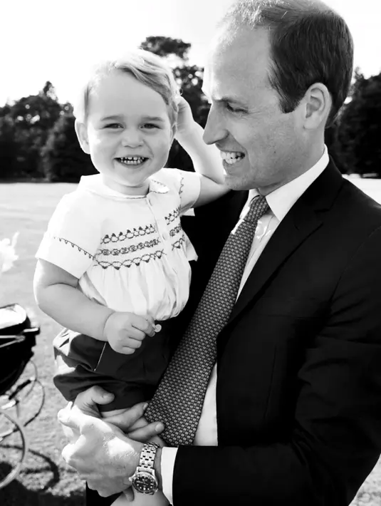 Di foto lain, Pangeran George tampak tersenyum lebar dalam gendongan sang ayah, Pangeran William usai acara pembaptisan Putri Charlotte pada 6 Juli lalu di Sandringham, Inggris, Kamis (9/7/2015). (REUTERS/Mario Testino/Art Partner/Handout) 
