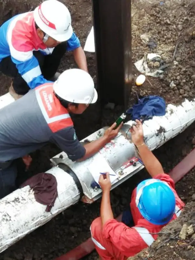 Petugas Pertamina memasang klem dan mengelas pipa pertamina bocor di Tarisi, Wanareja. (Foto: Liputan6.com/Pertamina/Muhamad Ridlo)