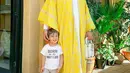 Tampil modis, Tasyi memadukan dress putih dengan outer panjang warna kuning dan tas Dior-nya. [Foto: IG/tasyiiathasyia].