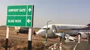 Kondisi pesawat maskapai India, Jet Airways, yang tergelincir dari Bandara Dabolim di Goa, Selasa (27/12). Pesawat yang membawa 161 penumpang dan awak itu tergelincir hingga keluar landasan saat akan lepas landas. (HANDOUT/INDIAN MINISTRY OF DEFENCE/AFP)
