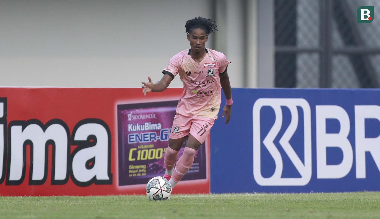 Usianya baru menginjak 16 tahun 10 bulan dan 15 hari. Ia mematahkan rekor sebelumnya atas nama sayap Persebaya Mochamad Supriadi yang berusia 17 tahun 3 bulan dan 1 hari saat laga Liga 1 2019 melawan Persija Jakarta. (Foto: Bola.com/Ikhwan Yanuar)