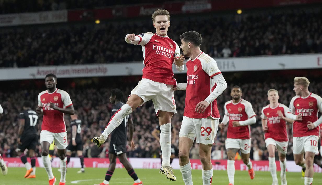 Pergantian pemuncak klasemen sementara Liga Inggris kembali pada pekan ke-31 Premier League 2023/2024. Liverpool yang belum berlaga pada pekan ke-31 harus kembali dikudeta posisinya sebagai pemuncak klasemen oleh Arsenal yang sukses meraup tiga poin penuh berkat kemenangan 2-0 atas Luton Town, Kamis (4/4/2024) dini hari WIB. Dua gol kemenangan The Gunners dihasilkan oleh sang kapten, Martin Odegaard (24') dan gol bunuh diri bek Luton asal Jepang, Daiki Hashioka di penghujung babak pertama. (AP Photo/Frank Augstein)