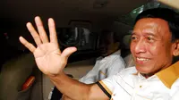 Usai pertemuan wiranto kembali ke mobil dan meninggalkan kediaman Megawati. Sabtu, (17/5/2014) (Liputan6.com/Miftahul Hayat)