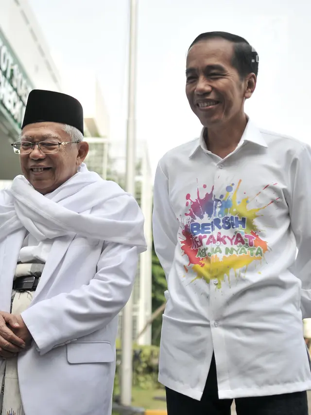 Lihat Kemeja Motif Unik Jokowi Saat Cek Kesehatan di RSPAD