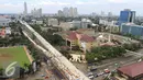 Suasana proyek jalan layang Blok M-Tendean di Jakarta, Rabu (16/11). Porsi belanja infrastruktur yang terus naik membuat pemerintah berencana menggandeng pihak swasta. (Liputan6.com/Angga Yuniar)