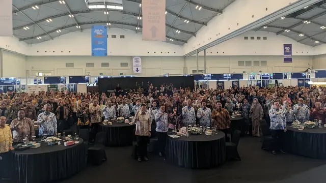 Sesi foto bersama pada acara Halal Indo 2025.