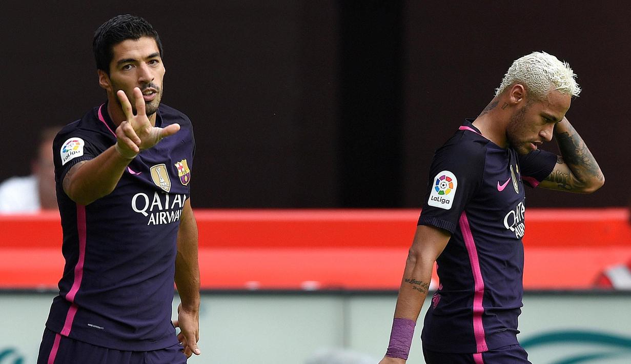 Luis Suarez  merayakan golnya bersama Neymar saat melawan Sporting Gijon pada lanjutan La Liga Spanyol di Stadion El Molinon, Gijon, Sabtu (24/9/2016) WIB. (REUTERS/Eloy Alonso)