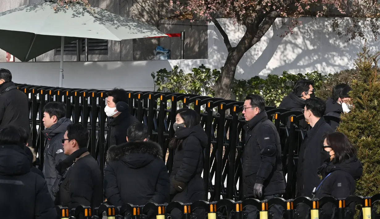 Penyidik anti-korupsi Korea Selatan menyatakan membatalkan upaya penahanan Presiden Yoon Suk-yeol yang dimakzulkan karena upayanya menerapkan darurat militer, Jumat (3/1/2025). (JUNG Yeon-je/AFP)