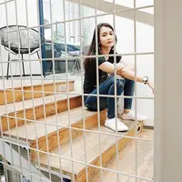 Dea Annisa, muncul di industri hiburan tanah air sejak masih kecil, namun saat itu ia terkenal dengan nama Dea Imut. Sekarang, Dea sudah tumbuh semakin dewasa dan begini gaya berpakaiannya yang juga menarik untuk disimak. (Instagram/deaaannisa)