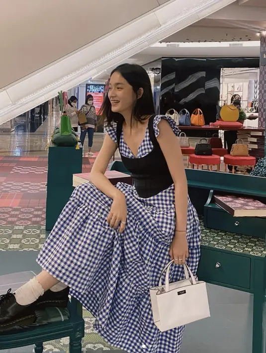 Bergaya preppy, ia terlihat begitu menggemaskan dengan paduan dress dan bustie. Aksen kaos kaki dan pantofel menyempurnakan gayanya.  [Foto: Instagram/ jeannetasfdl]