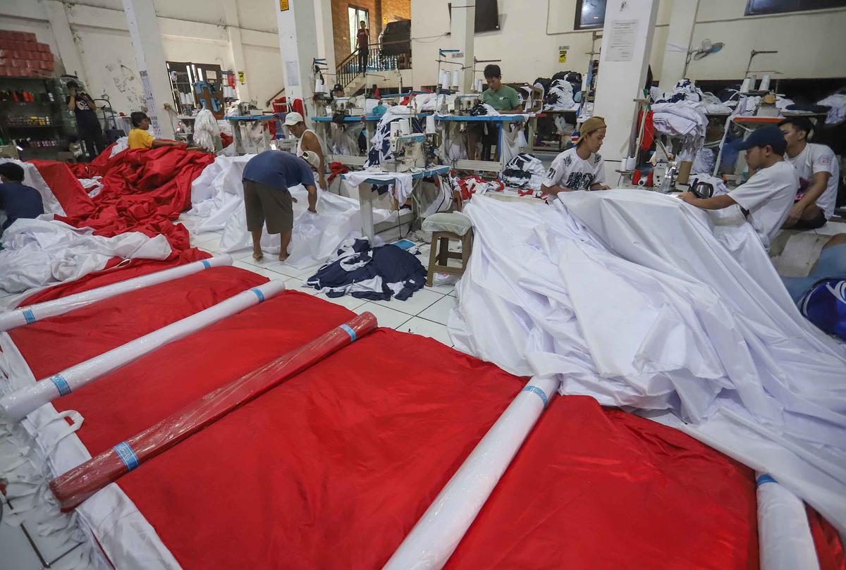 FOTO: Menjahit Merah Putih Sepanjang 2 Kilometer Sambut HUT RI ke-80