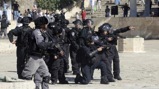 Suasana bentrokan antara polisi Israel dan jemaah muslim Palestina di kompleks masjid al-Aqsa di Yerusalem (11/8/2019). Ketegangan terjadi saat dua keyakinan, Islam dan Yahudi sama-sama sedang melakukan perayaan hari besar di komplek The Dome of the Rock. (AP Photo/Mahmoud Illean)