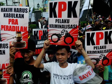 Massa pendukung Komjen Budi Gunawan melakukan aksi unjuk rasa di depan Pengadilan Negeri Jakarta Selatan, Senin (2/2/2015). (Liputan6.com/Johan Tallo)