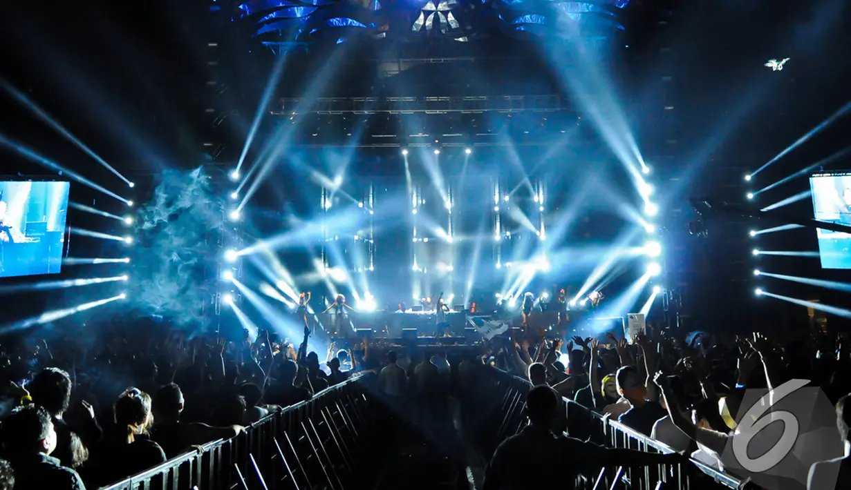 Suasana panggung  DWP (Djakarta Warehouse Project) 2014 yang penuh dengan tata cahaya yang memukau, JIExpo Kemayoran, Jakarta, Sabtu (13/12/2014). (Liputan6.com/Faisal R Syam) 