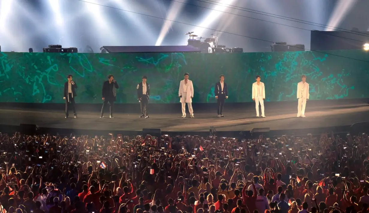 Bersama dengan iKON, Super Junior dan artis-artis lainnya menutup Asian Games 2018 dengan apik dan spektakuler. (Twitter/SJOfficial)