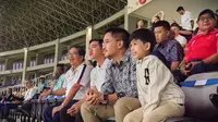 Wali Kota Solo, Gibran Rakabuming Raka mengajak putra sulungnya, Jan Ethes menonton laga semifinal Piala Dunia U-17 antara Argentina vs Jerman di Stadion Manahan, Solo, Selasa (28/11/2023). (Foto: Istimewa).