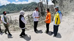 Presiden Joko Widodo meninjau Jembatan Besuk Koboan yang runtuh akibat erupsi Gunung Semeru, Selasa, 7 Desember 2021 pukul 11.05 WIB. Masyarakat menyebutnya sebagai Jembatan Gladak Perak, yang berada di Kecamatan Candipuro, Kabupaten Lumajang. (Foto: Laily Rachev - Biro Pers Sekretariat Presiden)