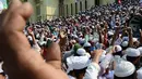 Pengunjuk rasa memenuhi jalan di depan Mahkamah Agung, Dhaka, Bangladesh, Jumat (3/3). Patung dewi keadilan yang tertutup matanya tersebut dianggap telah sangat mengganggu masyarakat Muslim. (AFP PHOTO / Stringer)