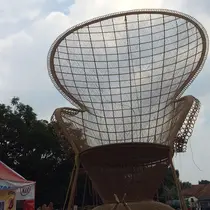 Warga Cirebon siapkan kursi rotan raksasa untuk membangunkan Raja Rotan (Liputan6.com / Panji Prayitno)
