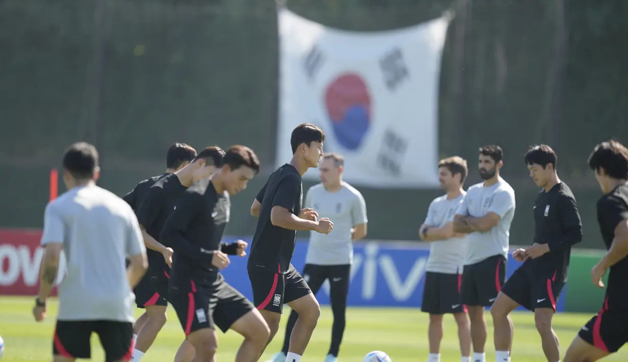 Para pemain Korea Selatan melakukan pemanasan selama sesi latihan tim di Al Egla Training Site 5 di Doha, Qatar, Rabu, 23 November 2022. Korea Selatan akan bertanding melawan Uruguay pada pertandingan perdana Grup H Piala Dunia 2022 Qatar, Kamis (24/11/2022) pukul 20.00 WIB. (AP Photo/Lee Jin-man)