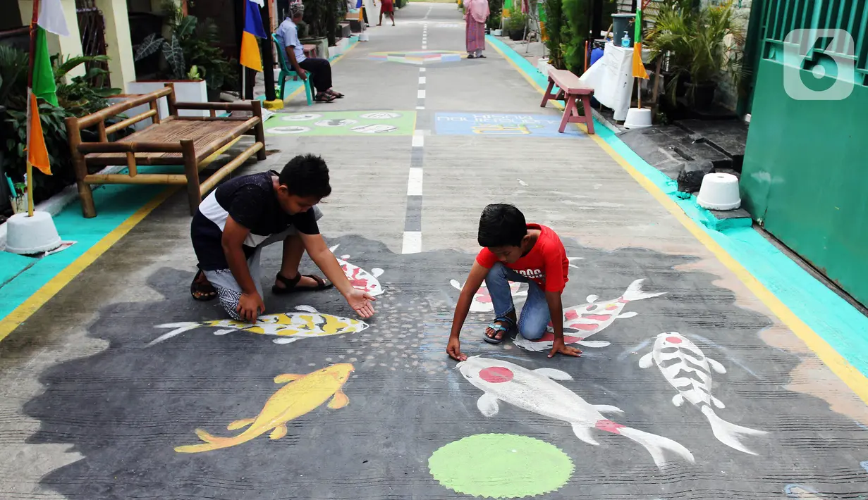 Anak-anak bermain di atas lukisan tiga dimensi (3D) di Jalan Perumahan Bojong Depok Baru 1, RT 03/RW 19 Bojonggede, Bogor, Jawa Barat, Selasa (3/8/2020). Dalam rangka menyambut HUT ke-75 RI, warga berbenah memperindah lingkungan dengan melukis 3D pada jalan. (merdeka.com/Arie Basuki)